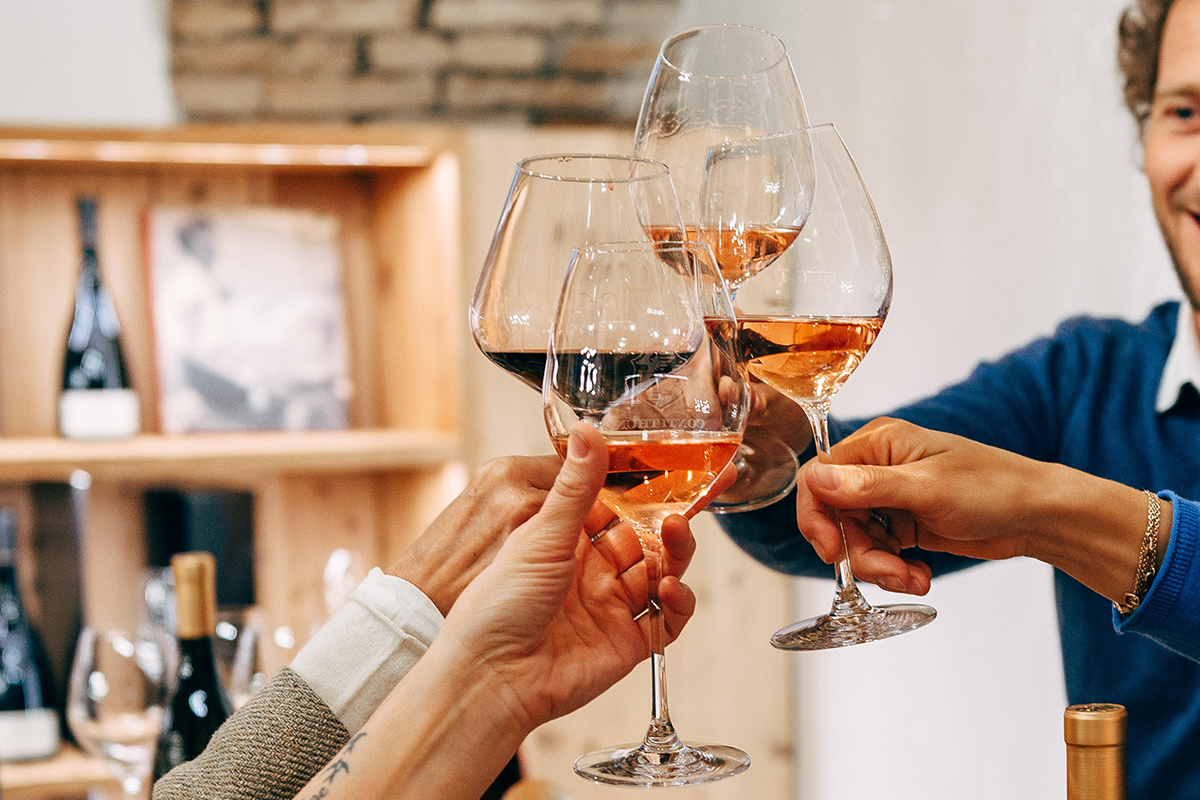 Brindisi con vino della Valtenesi